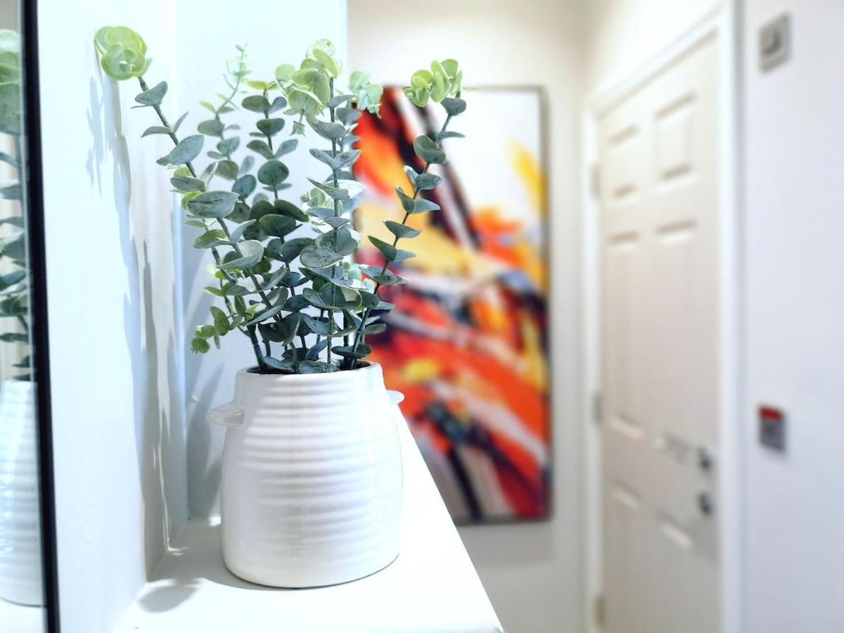 Stunning Modern Apartment Sleeps 4 - 6 Min Walk From Golden Beaches-Free Parking Bournemouth Bagian luar foto
