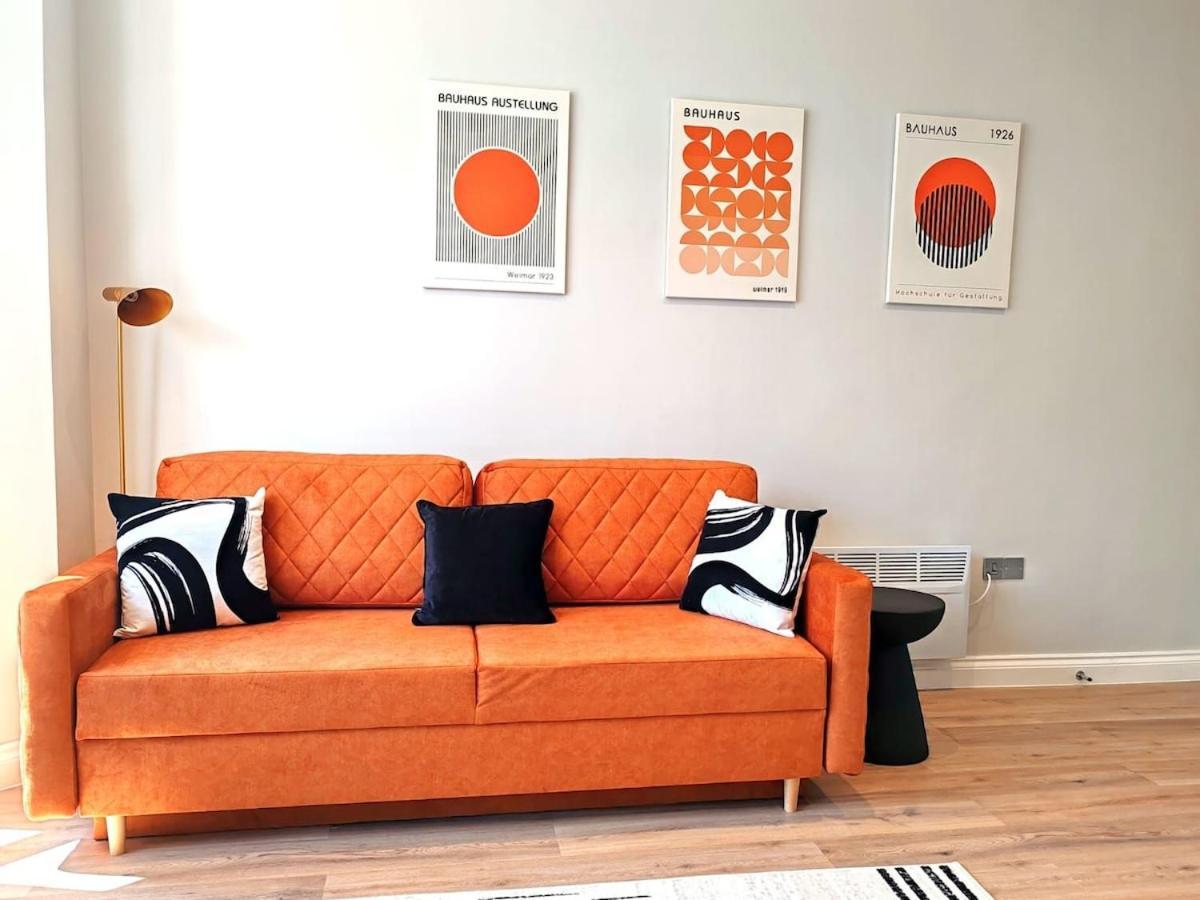Stunning Modern Apartment Sleeps 4 - 6 Min Walk From Golden Beaches-Free Parking Bournemouth Bagian luar foto
