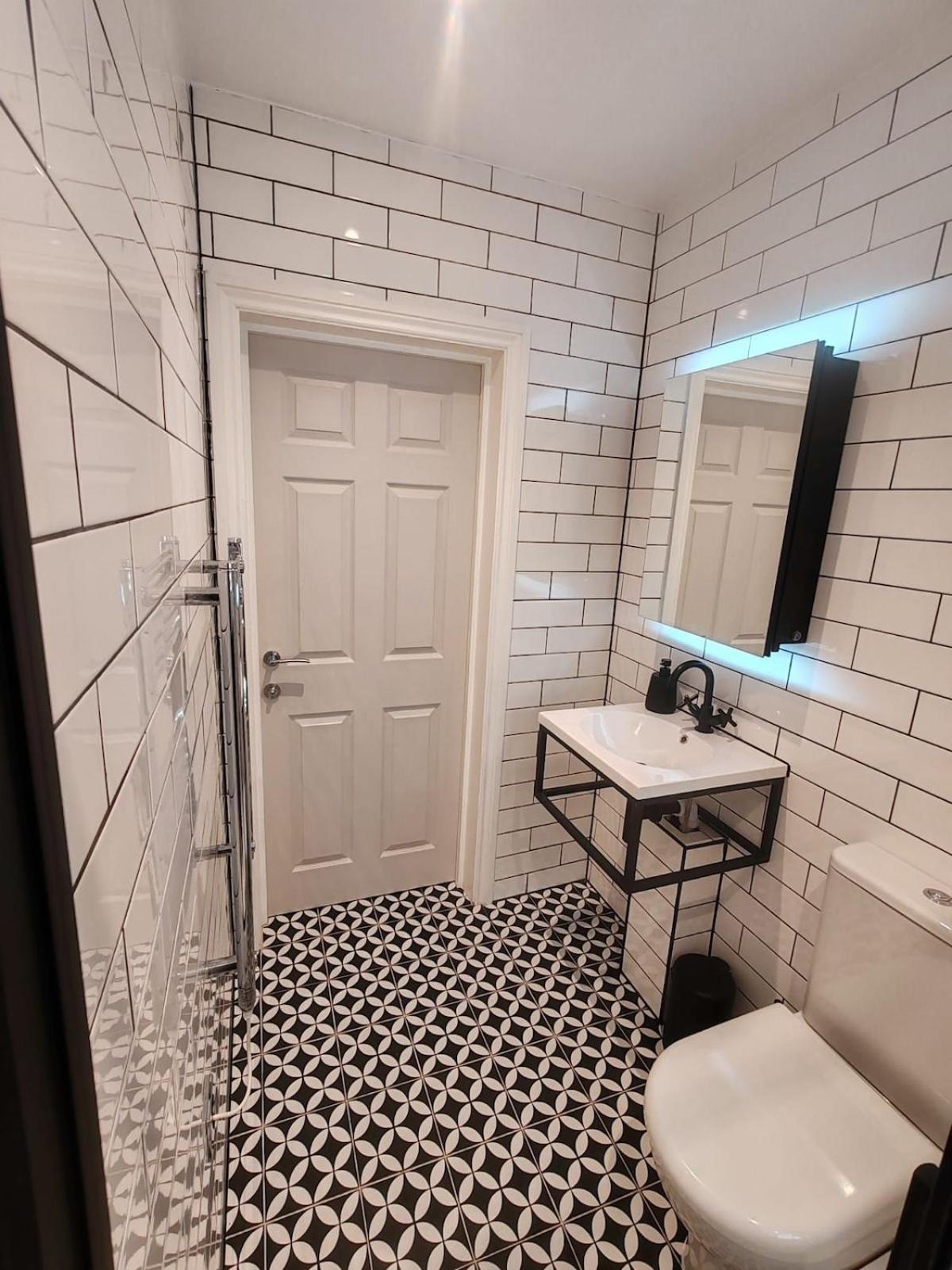 Stunning Modern Apartment Sleeps 4 - 6 Min Walk From Golden Beaches-Free Parking Bournemouth Bagian luar foto