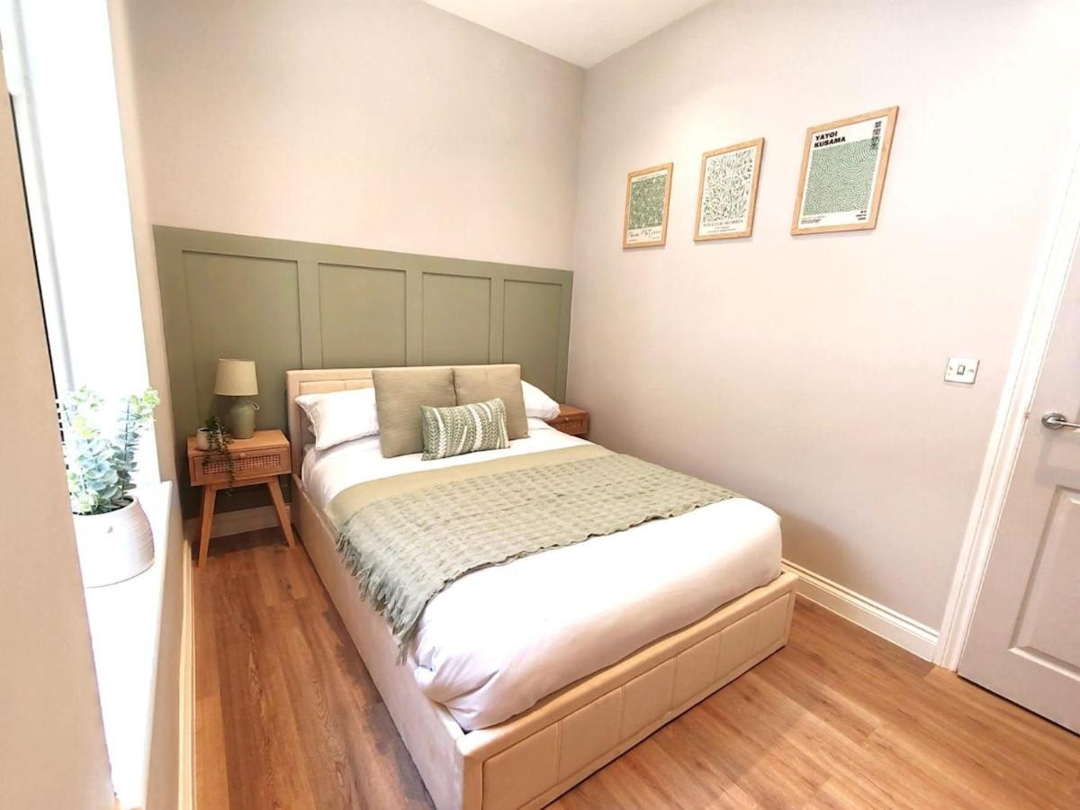 Stunning Modern Apartment Sleeps 4 - 6 Min Walk From Golden Beaches-Free Parking Bournemouth Bagian luar foto