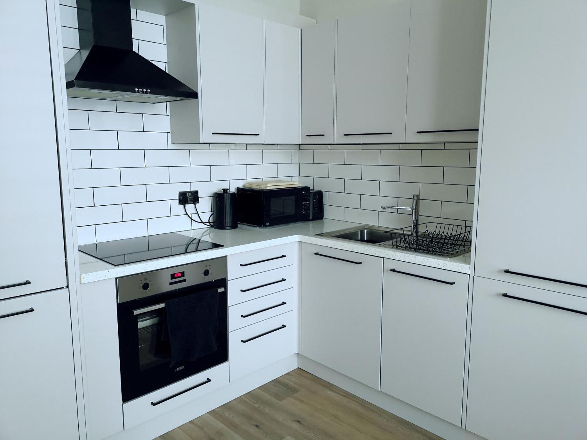 Stunning Modern Apartment Sleeps 4 - 6 Min Walk From Golden Beaches-Free Parking Bournemouth Bagian luar foto