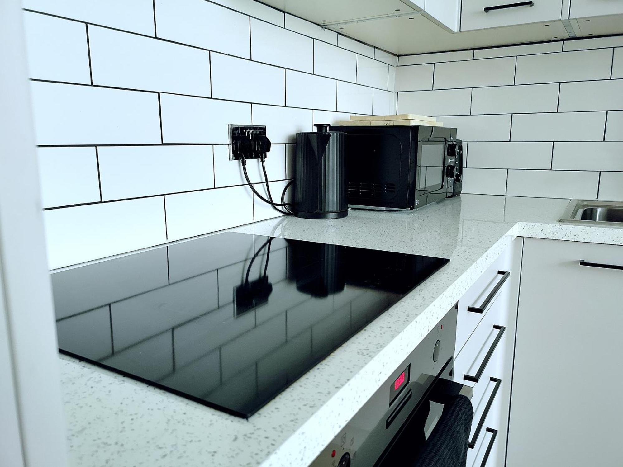 Stunning Modern Apartment Sleeps 4 - 6 Min Walk From Golden Beaches-Free Parking Bournemouth Bagian luar foto