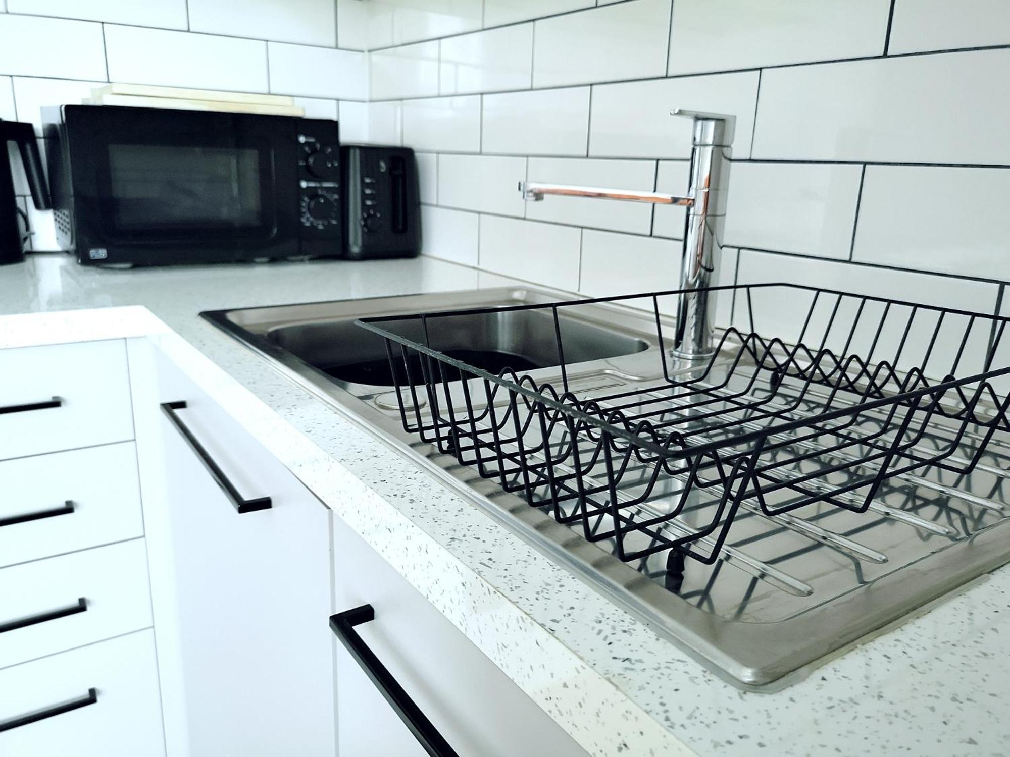 Stunning Modern Apartment Sleeps 4 - 6 Min Walk From Golden Beaches-Free Parking Bournemouth Bagian luar foto
